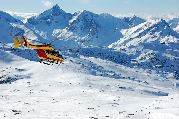 雪原を飛ぶヘリコプター